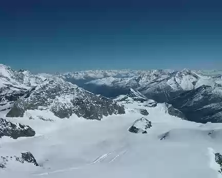 PXL066 Au fond Alpes Bernoises vues du Strahlhorn